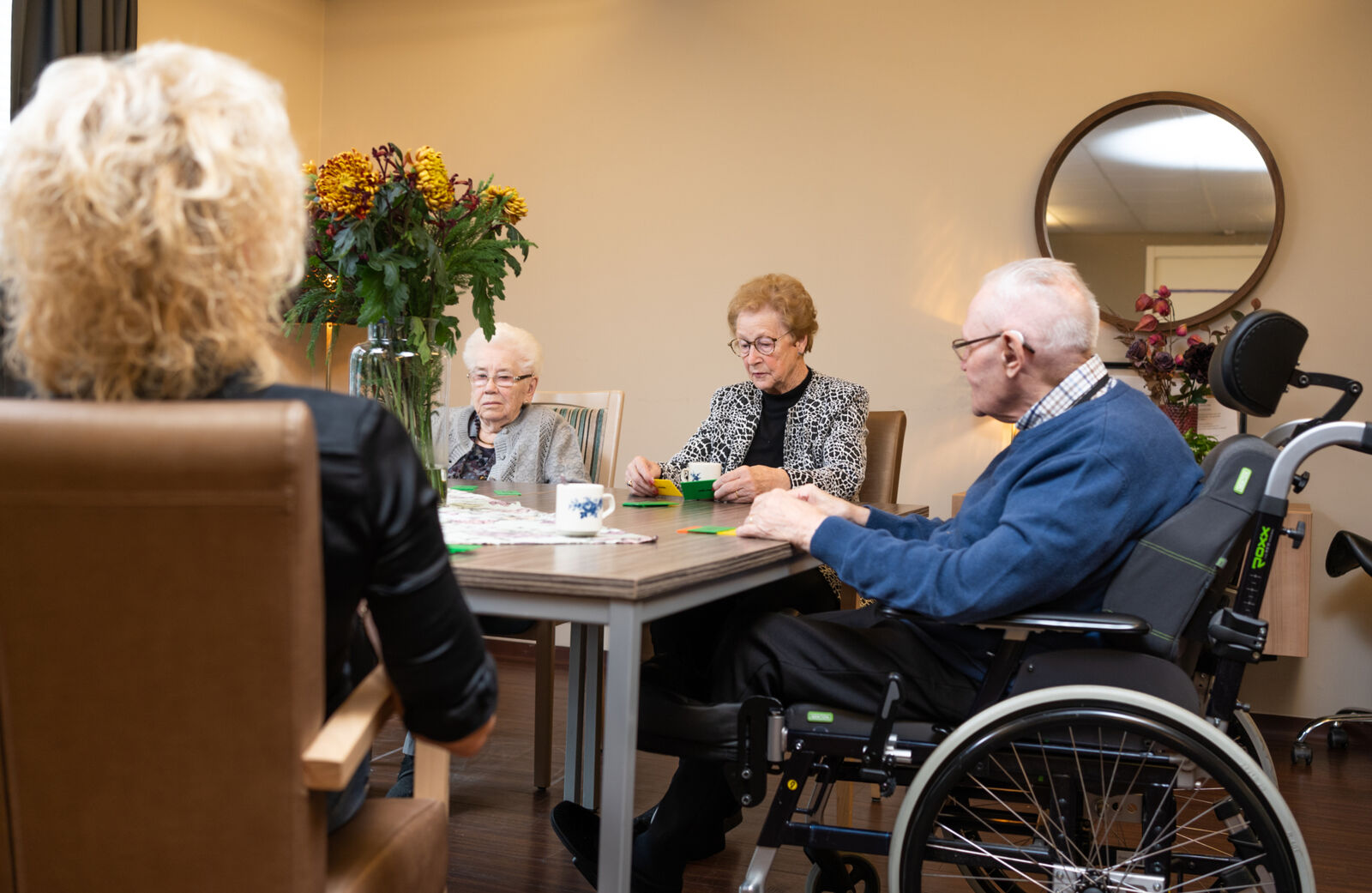 Liemerije Meulenvelden bewoner in huiskamer