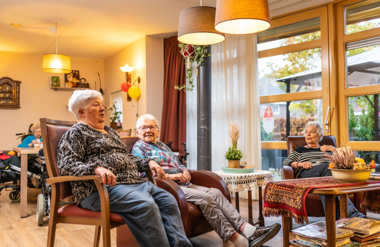 Meridiaan huiskamer 1 met bewoners