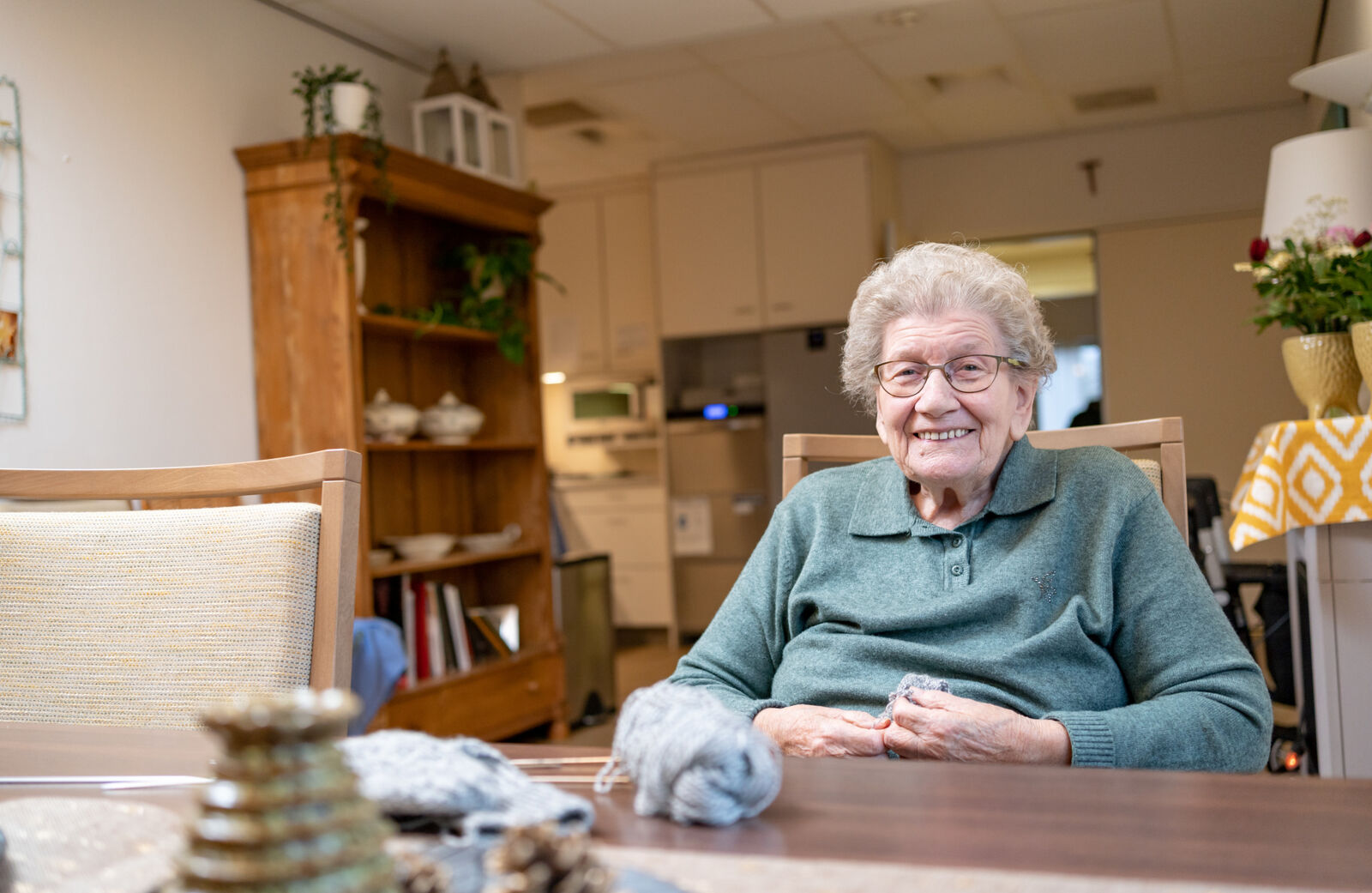 Bewoner in huiskamer De Eik Liemerije Zevenaar 7