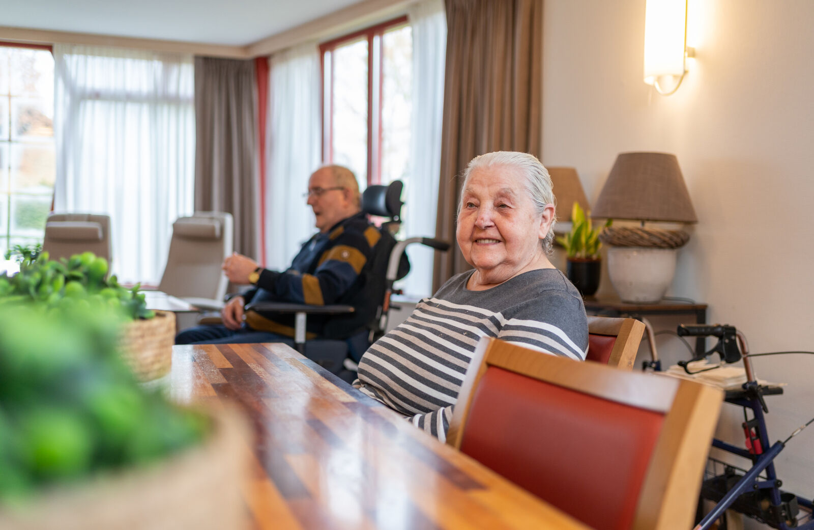 Dijkzicht bewoner in huiskamer 1
