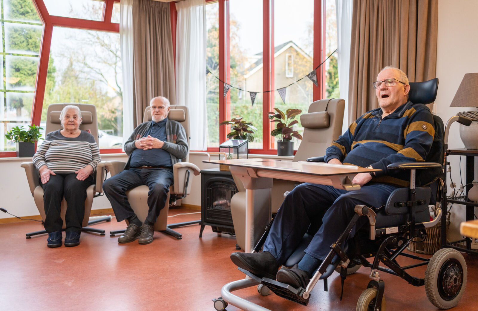 Dijkzicht bewoner in huiskamer 4
