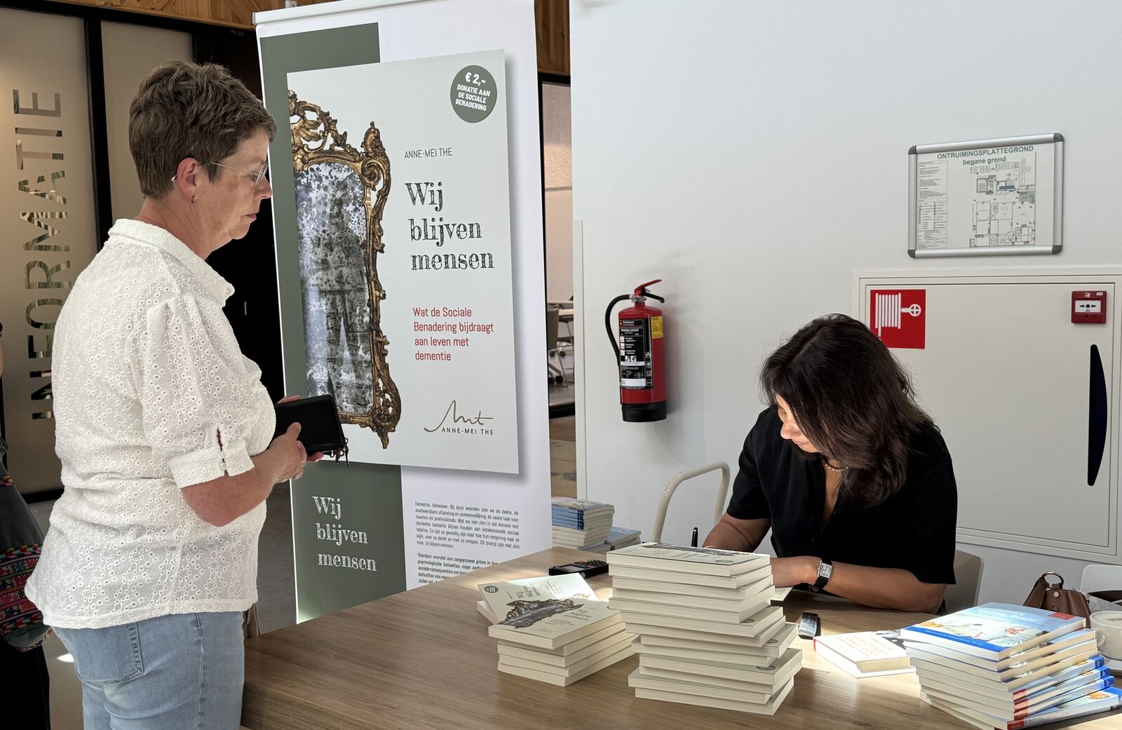 Boek signeren door Anne Mei